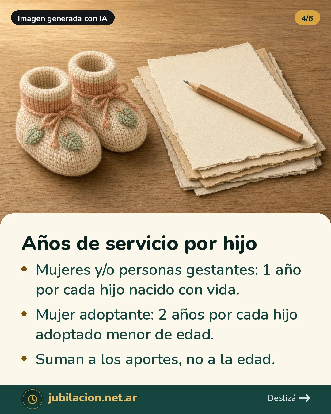 Escarpines tejidos junto a una pila de hojas y un lápiz